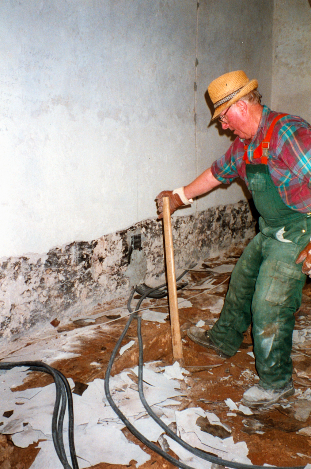 Ab dem 30.06.2000 begann der Abbruch des Bodens.